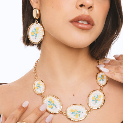 Collana girocollo a catena con inserti ovali in resina con design limoni