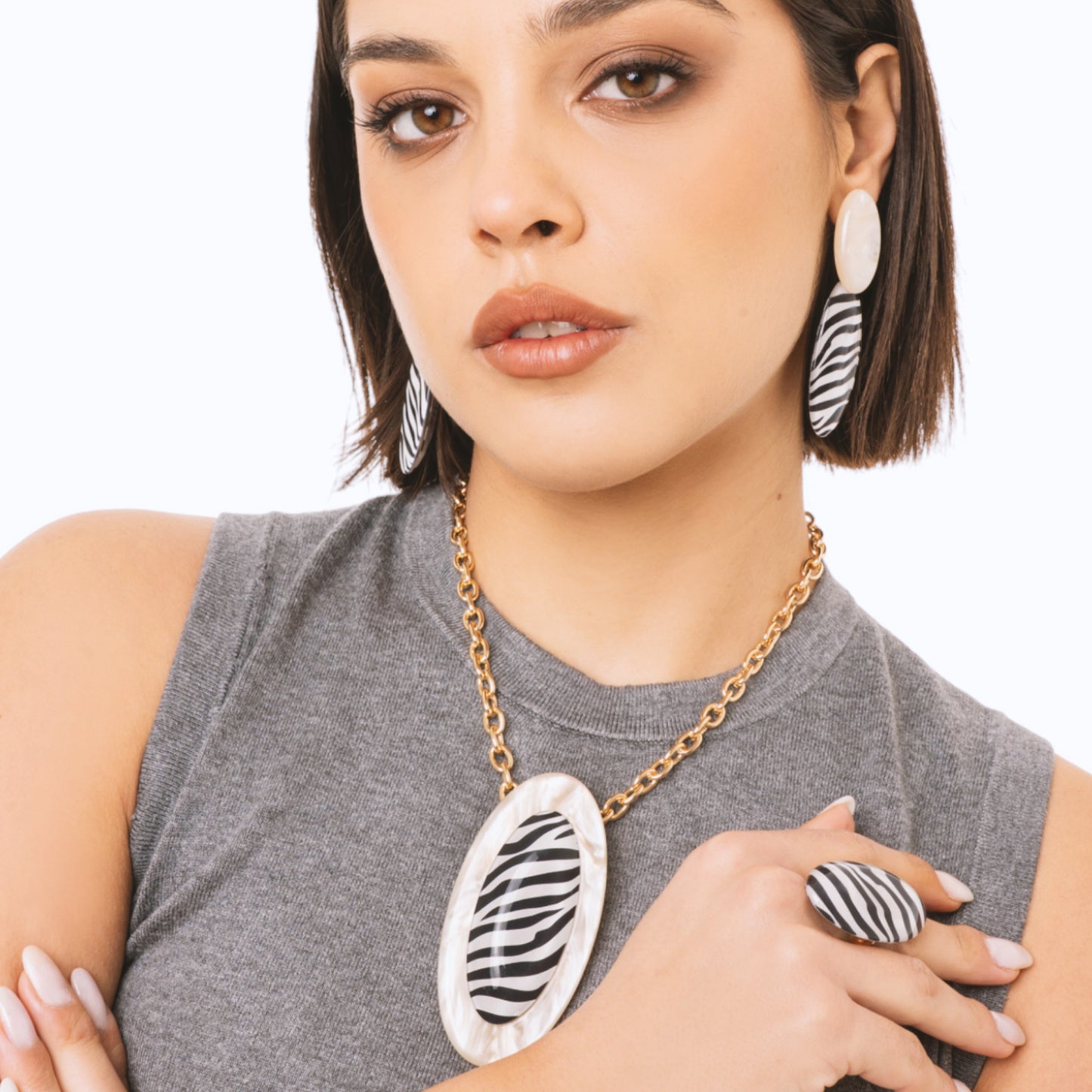 Collana girocollo a catena con pendente ovale in acrilico design zebrato