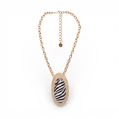 Collana girocollo a catena con pendente ovale in acrilico design zebrato