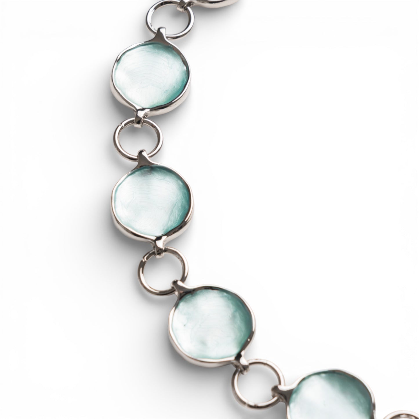 Collana girocollo con design circolare smaltato celeste
