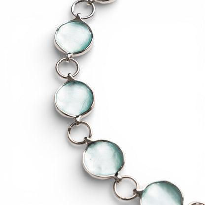 Collana girocollo con design circolare smaltato celeste