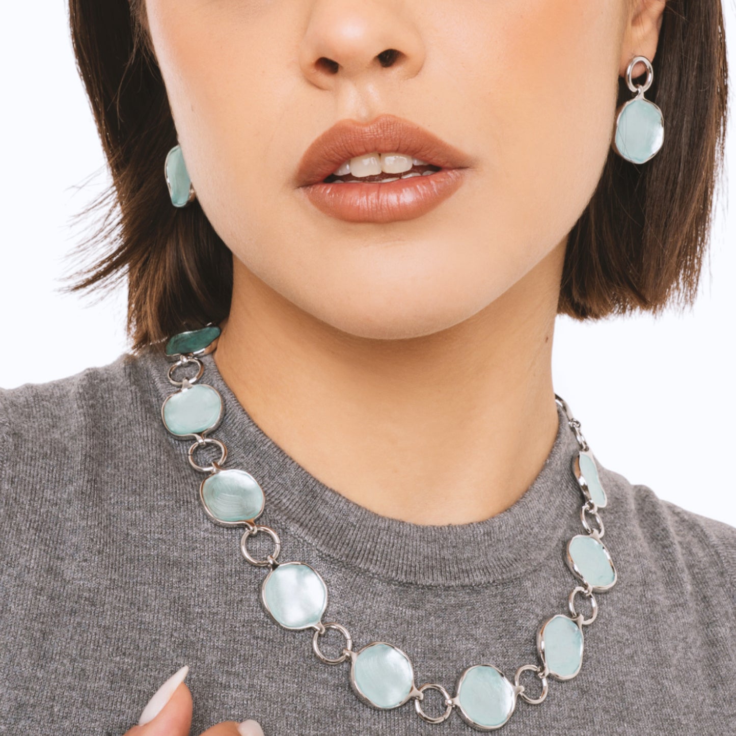 Collana girocollo con design circolare smaltato celeste