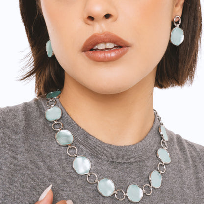 Collana girocollo con design circolare smaltato celeste