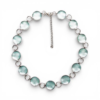 Collana girocollo con design circolare smaltato celeste