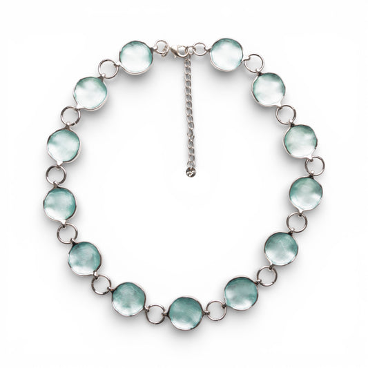 Collana girocollo con design circolare smaltato celeste