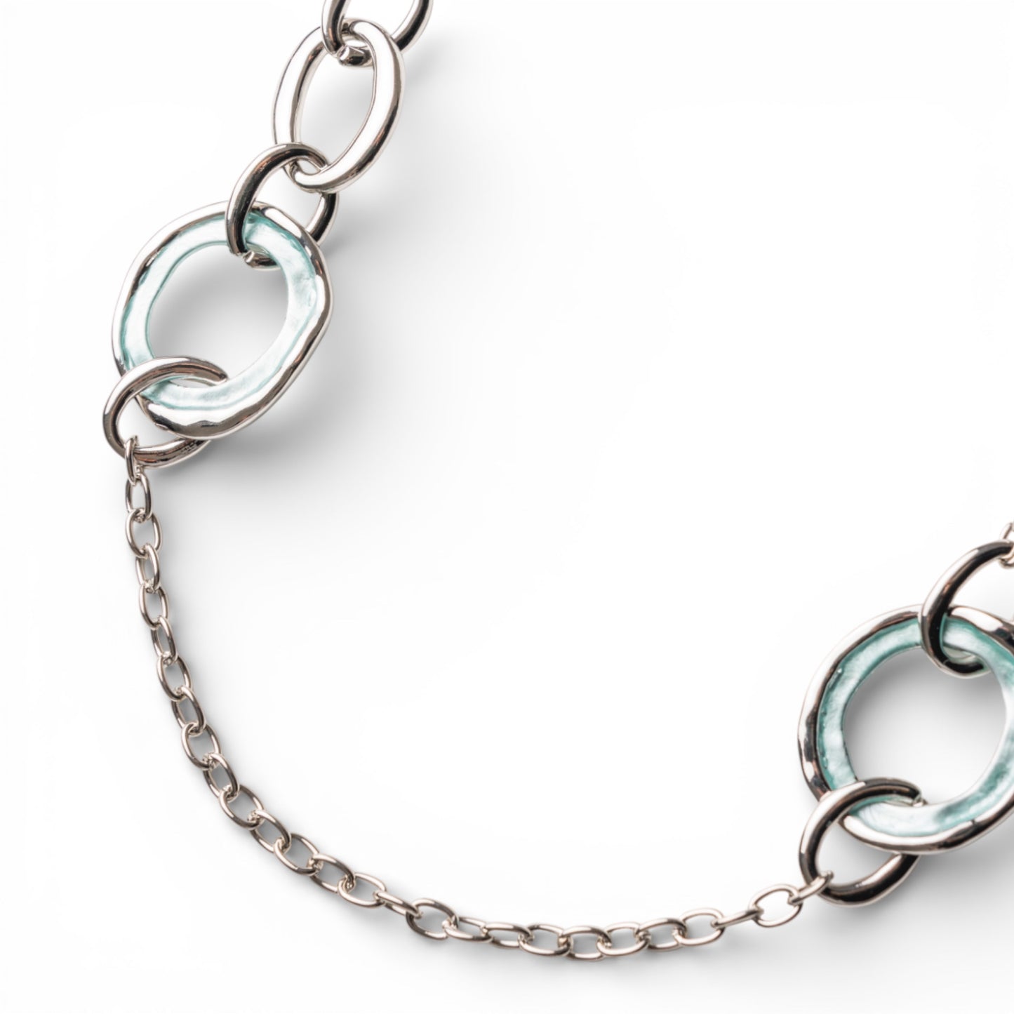 Collana lunga a catena con design circolare forato smaltato celeste