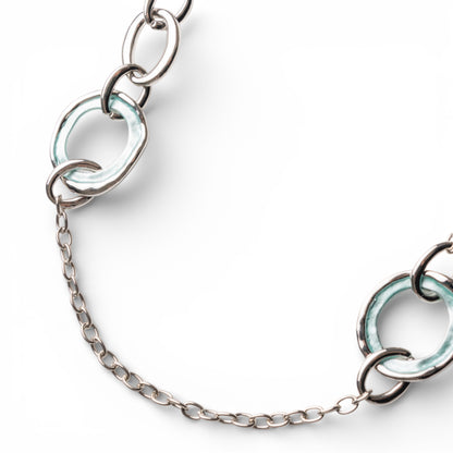 Collana lunga a catena con design circolare forato smaltato celeste