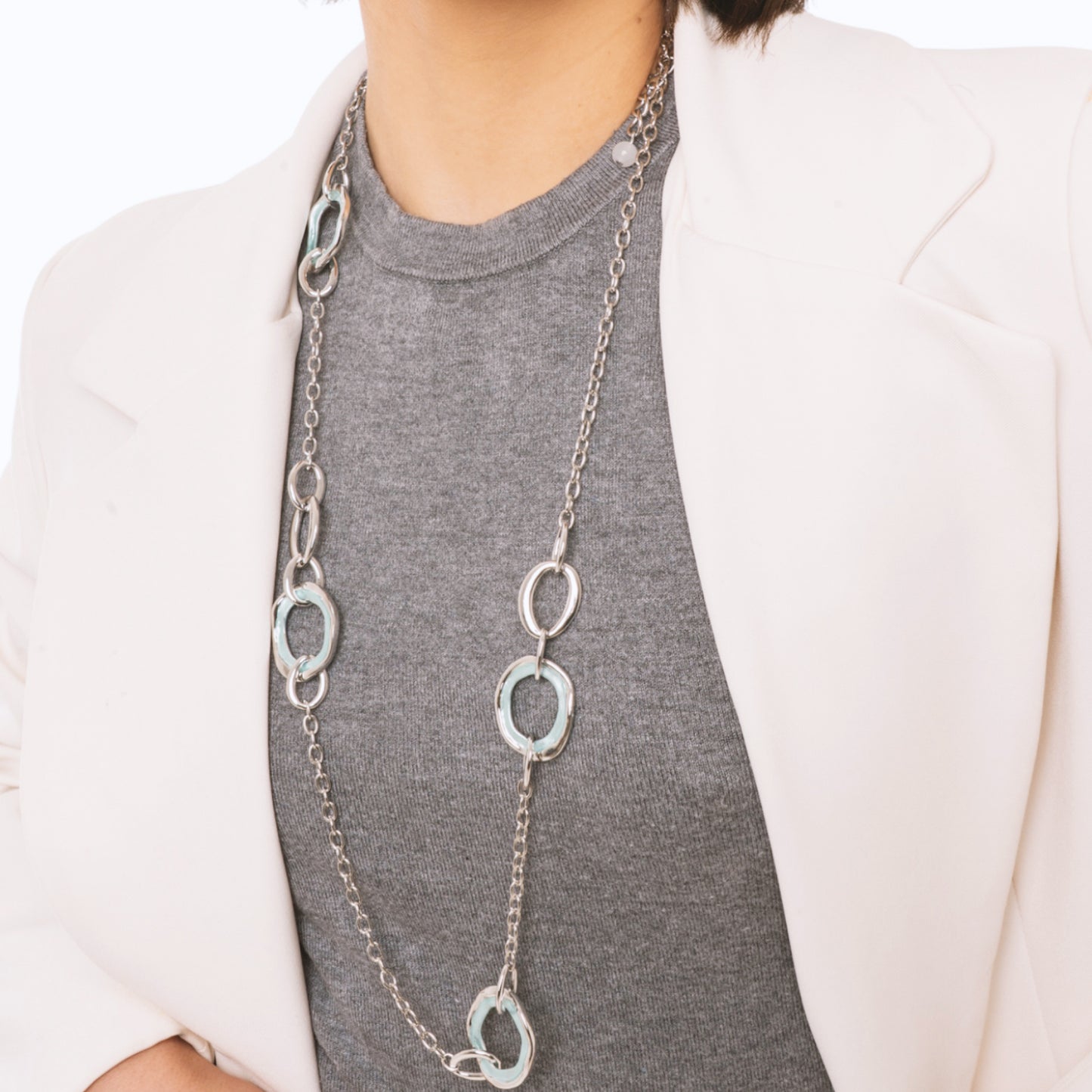 Collana lunga a catena con design circolare forato smaltato celeste
