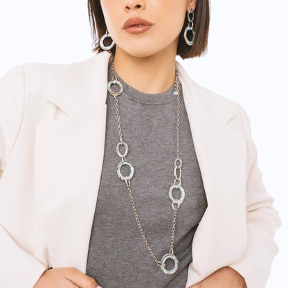 Collana lunga a catena con design circolare forato smaltato celeste