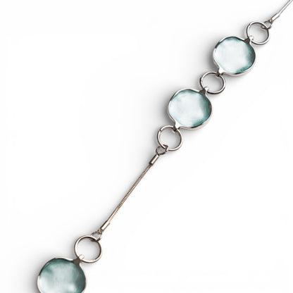 Collana lunga a filo con design circolare smaltato celeste