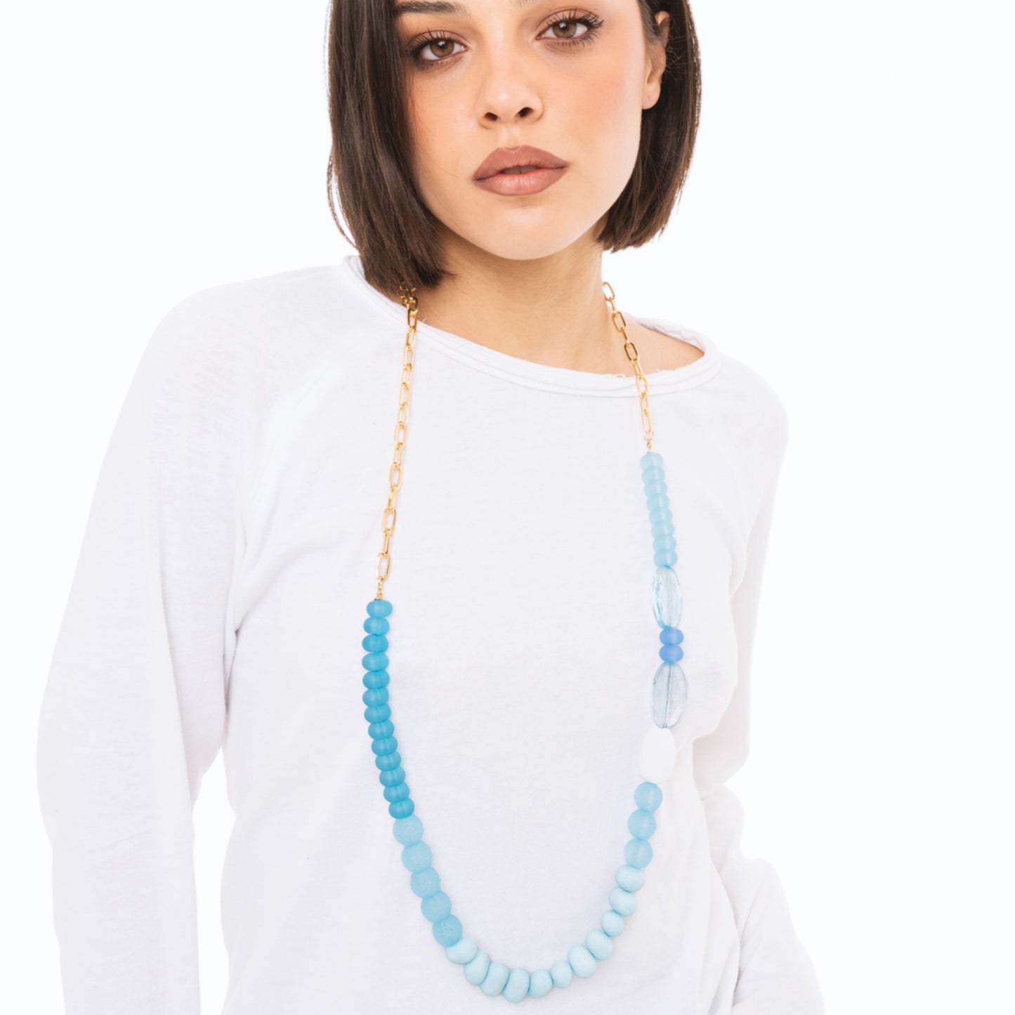Collana lunga a catena con pietre in acrilico celeste