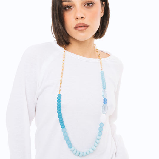Collana lunga a catena con pietre in acrilico celeste