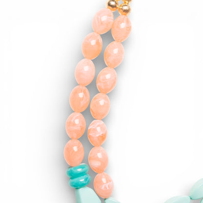 Collana lunga a due fili con pietre in acrilico verde acqua e rosa