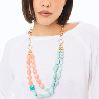Collana lunga a due fili con pietre in acrilico verde acqua e rosa