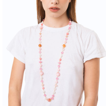 Collana lunga con pietre dure e vetro tono rosa