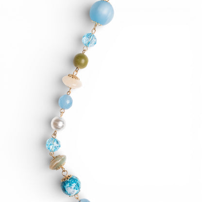 Collana lunga con pietre dure e vetro tono azzurro