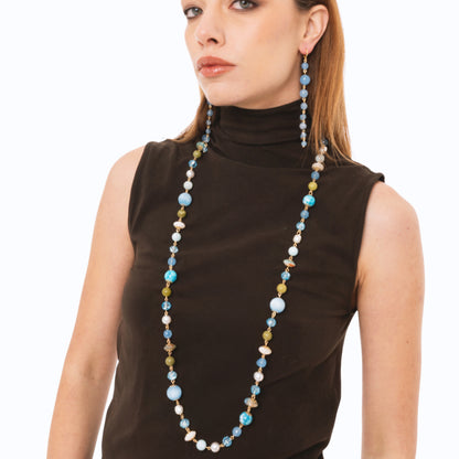 Collana lunga con pietre dure e vetro tono azzurro