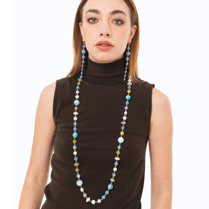 Collana lunga con pietre dure e vetro tono azzurro