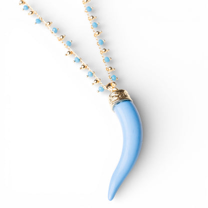 Collana lunga a catena con pendente corno in resina e vetro celeste