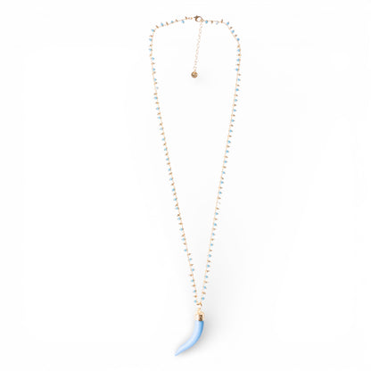 Collana lunga a catena con pendente corno in resina e vetro celeste
