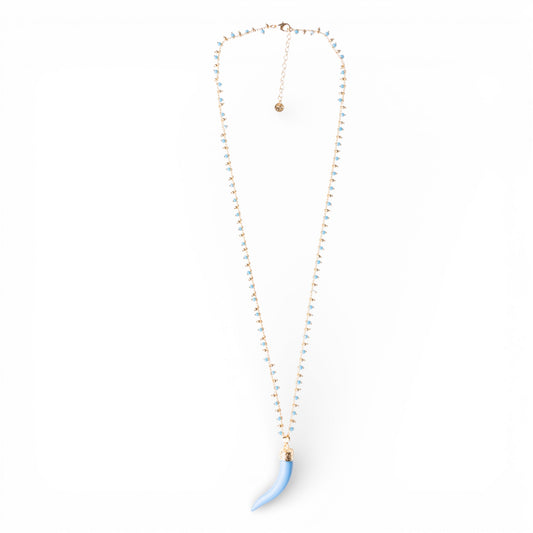 Collana lunga a catena con pendente corno in resina e vetro celeste