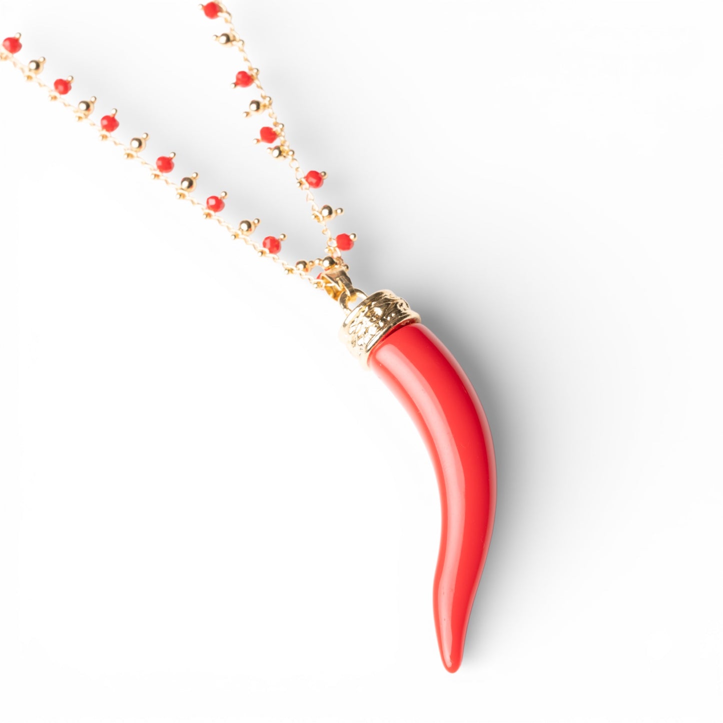 Collana lunga a catena con pendente corno in resina e vetro rosso