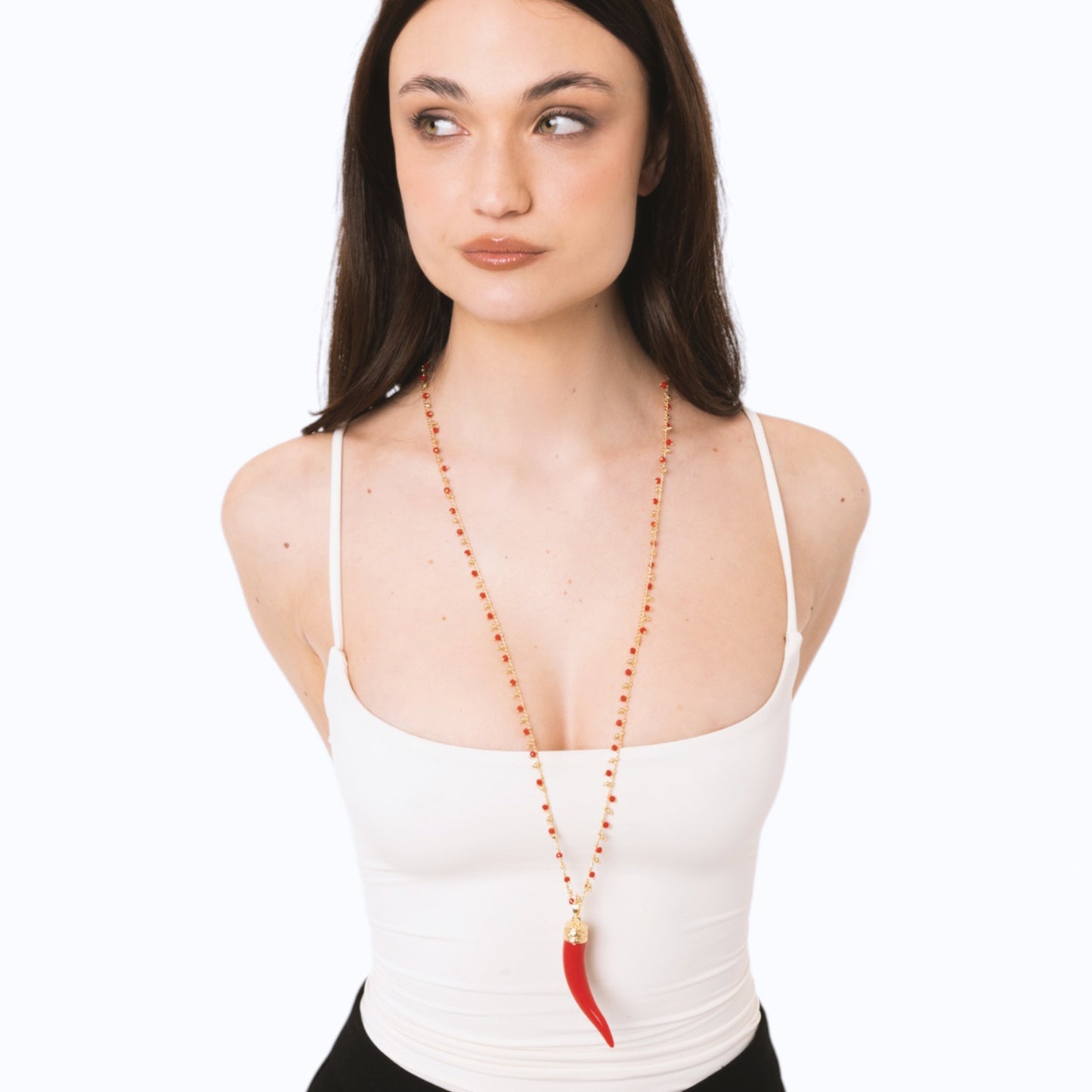 Collana lunga a catena con pendente corno in resina e vetro rosso