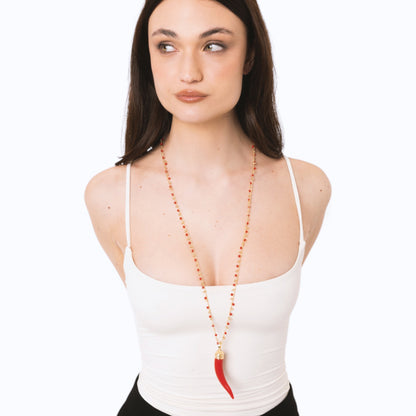 Collana lunga a catena con pendente corno in resina e vetro rosso