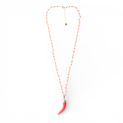 Collana lunga a catena con pendente corno in resina e vetro rosso