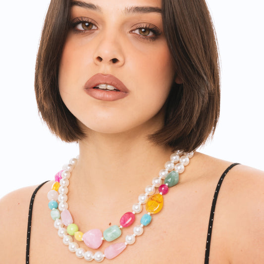 Collana girocollo a due linee di perle in acrilico con inserti in vetro multicolore