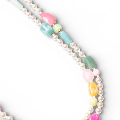 Collana lunga a due linee di perle in acrilico con inserti in vetro multicolore