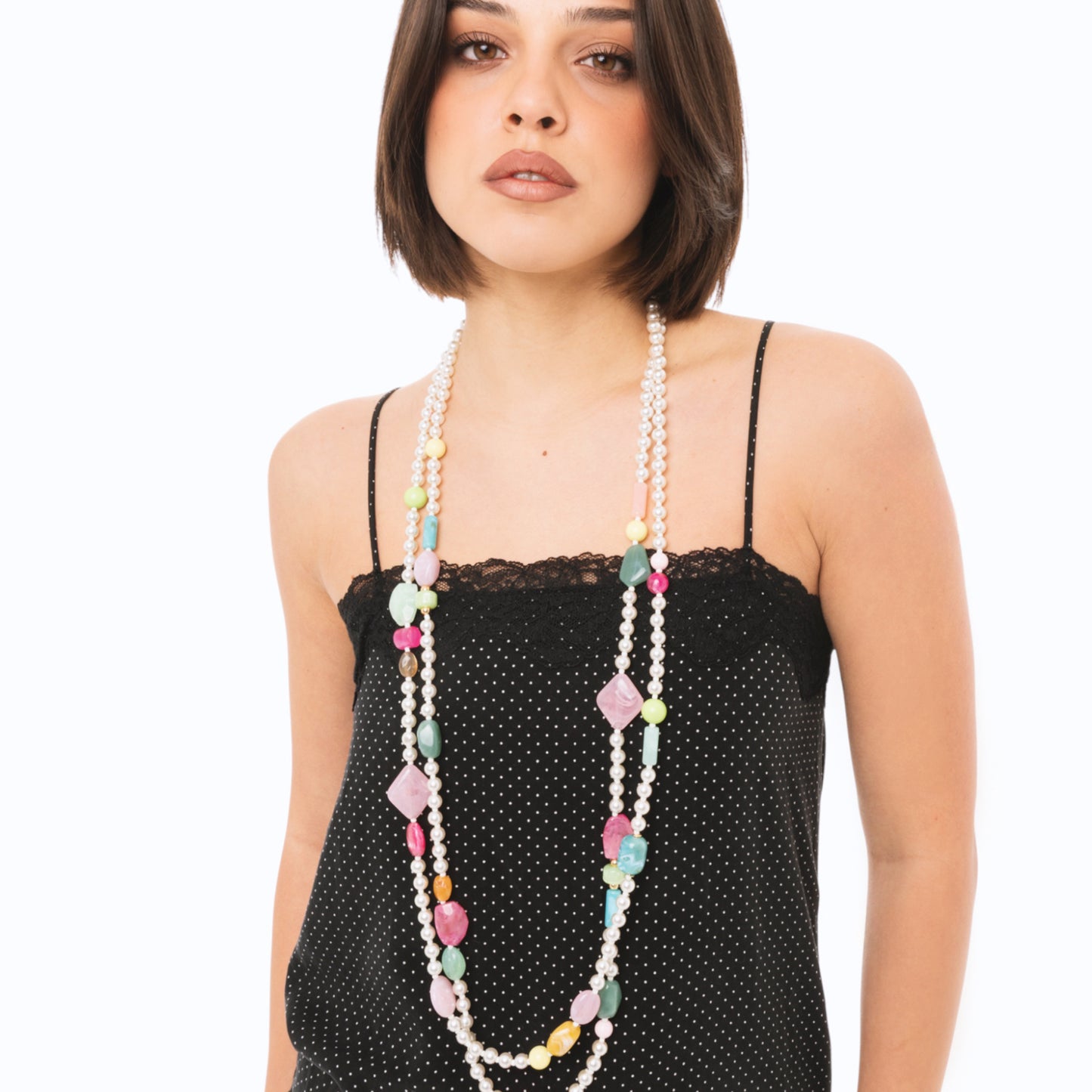 Collana lunga a due linee di perle in acrilico con inserti in vetro multicolore
