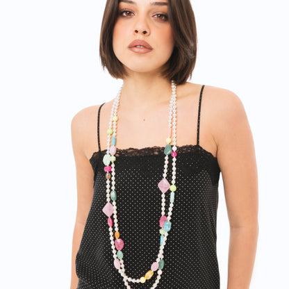 Collana lunga a due linee di perle in acrilico con inserti in vetro multicolore
