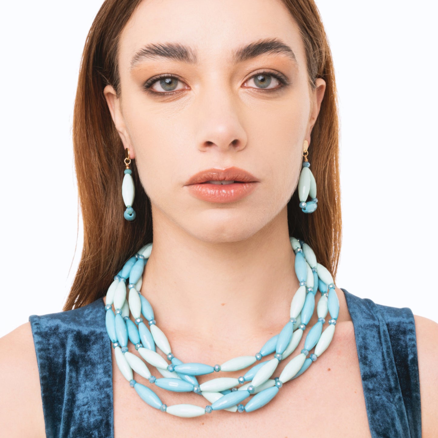 Collana girocollo multi fili con elementi ovali in acrilico turchese