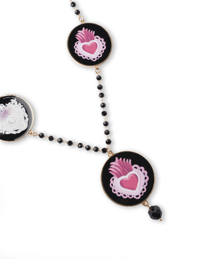 Collana lunga con pietre in vetro e medagliette con cuore sacro multicolore