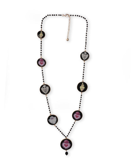 Collana lunga con pietre in vetro e medagliette con cuore sacro multicolore