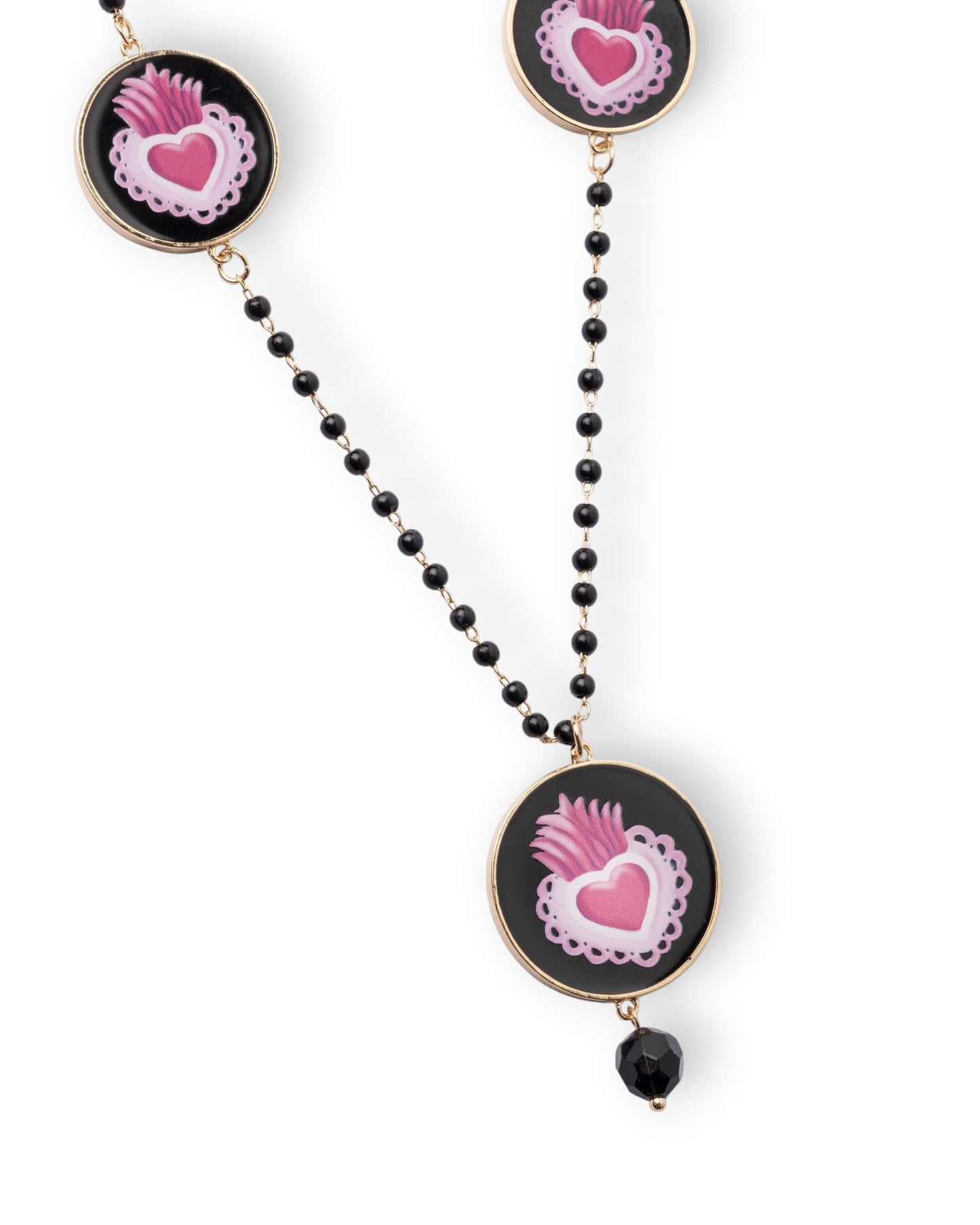 Collana lunga con pietre in vetro e medagliette con cuore sacro fucsia