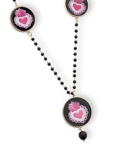 Collana lunga con pietre in vetro e medagliette con cuore sacro fucsia