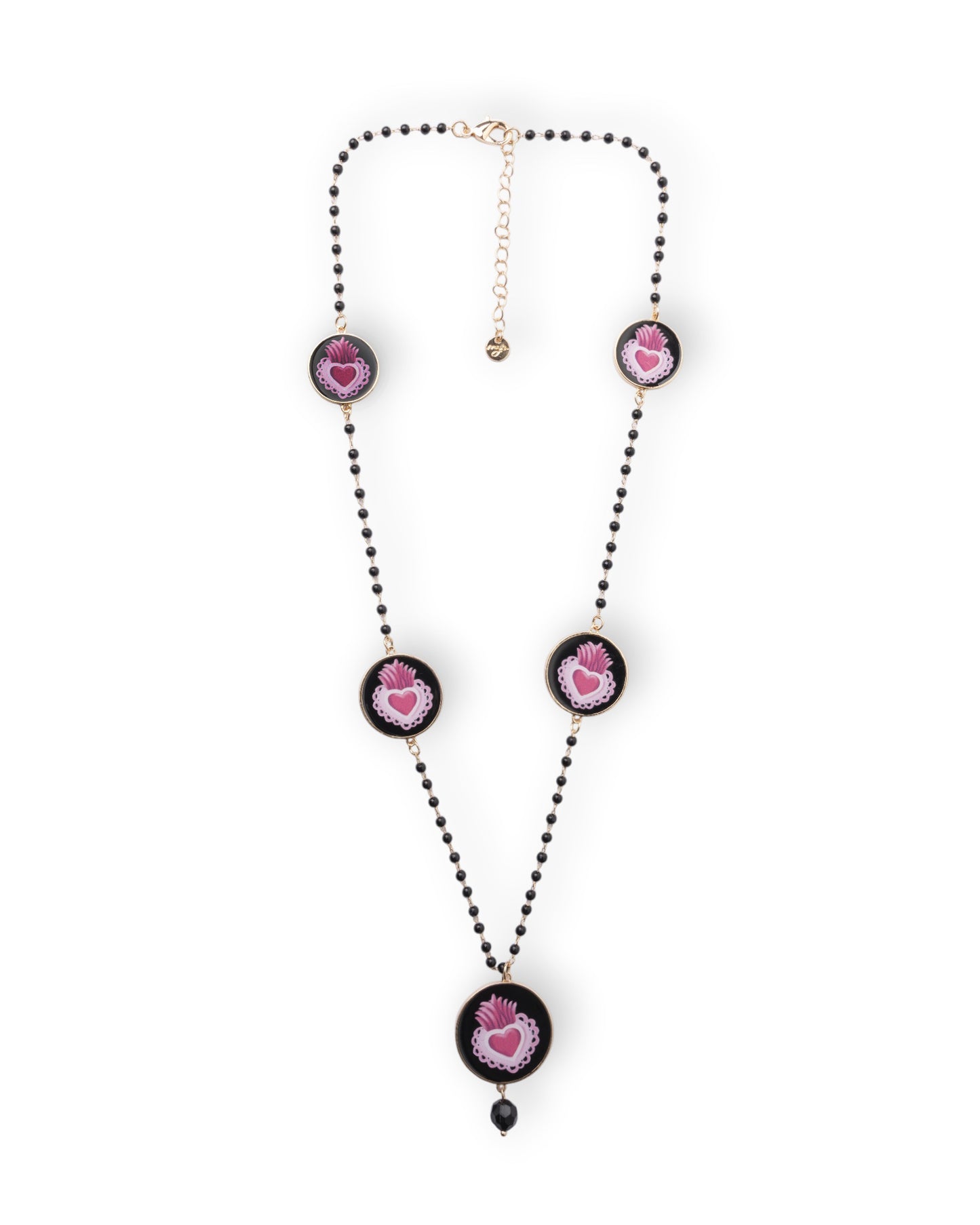Collana lunga con pietre in vetro e medagliette con cuore sacro fucsia
