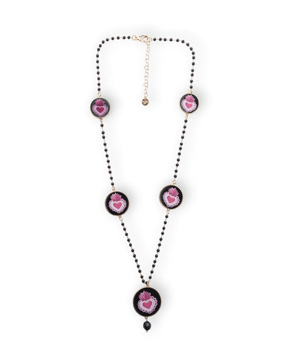 Collana lunga con pietre in vetro e medagliette con cuore sacro fucsia