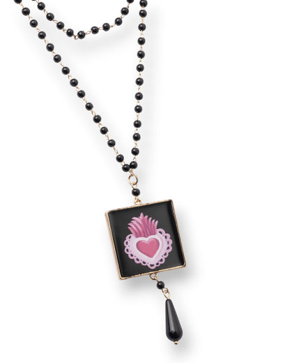 Collana a due fili con pietre in vetro e pendente quadrato con cuore sacro fucsia