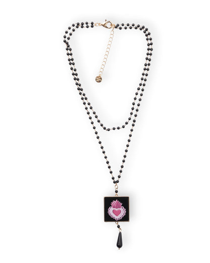 Collana a due fili con pietre in vetro e pendente quadrato con cuore sacro fucsia