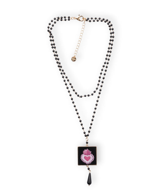 Collana a due fili con pietre in vetro e pendente quadrato con cuore sacro fucsia