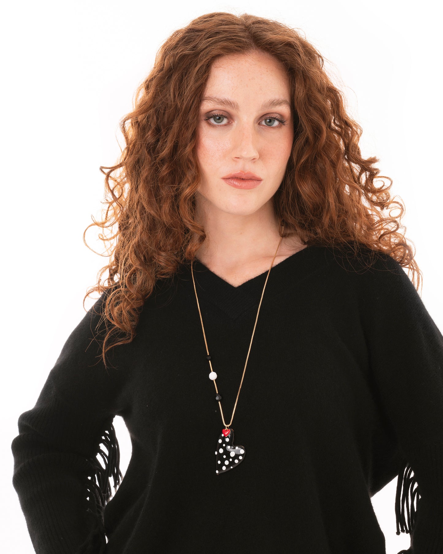 Collana lunga con pietre dure e pendente a cuore smaltato a pois bianco e nero