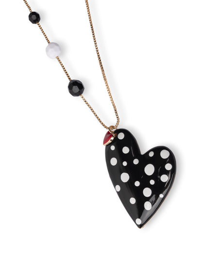 Collana lunga con pietre dure e pendente a cuore smaltato a pois bianco e nero