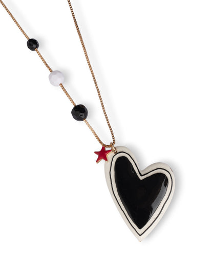Collana lunga con pietre dure e pendente a cuore smaltato bianco e nero