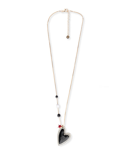 Collana lunga con pietre dure e pendente a cuore smaltato bianco e nero