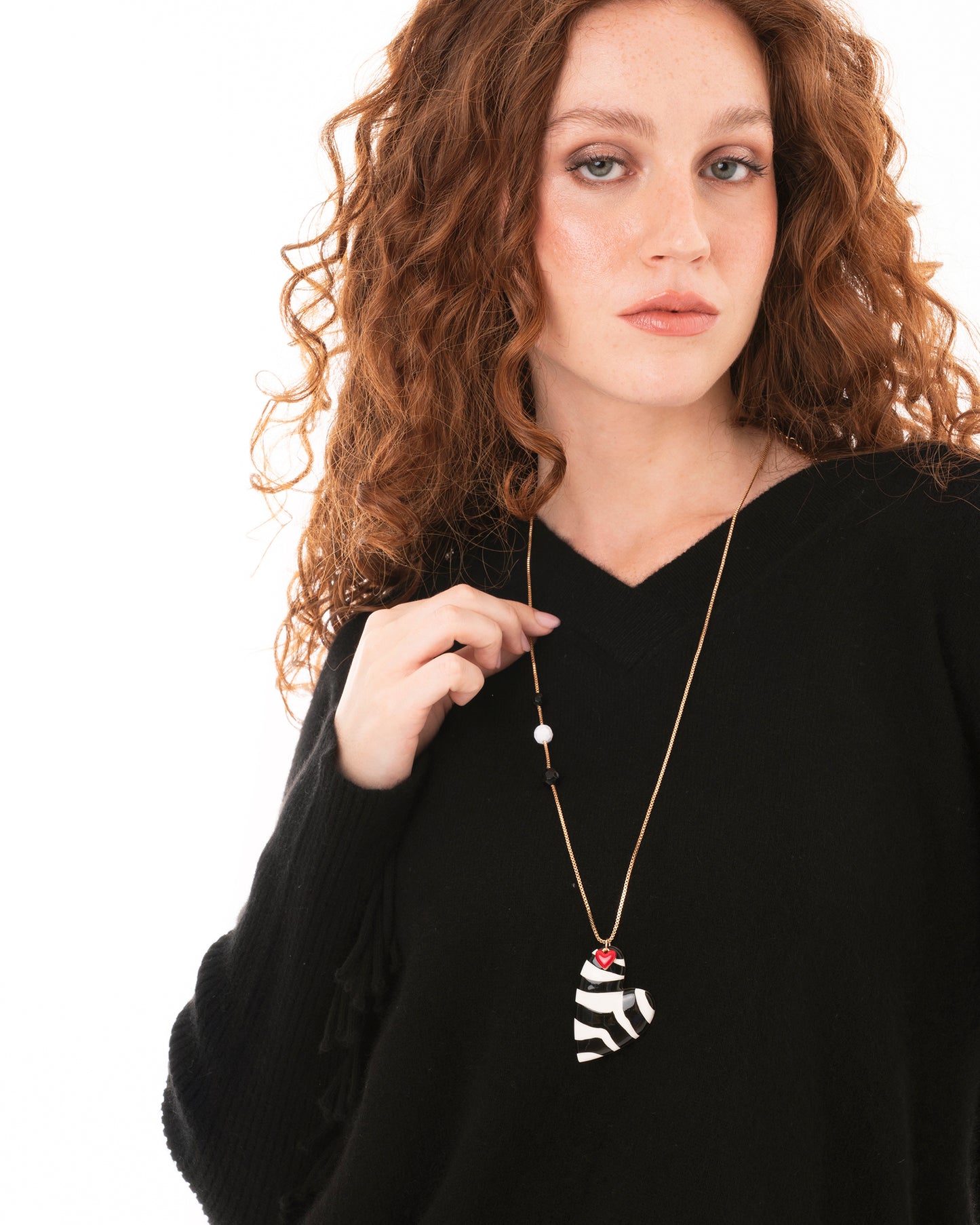 Collana lunga con pietre dure e pendente a cuore smaltato zebrato bianco e nero