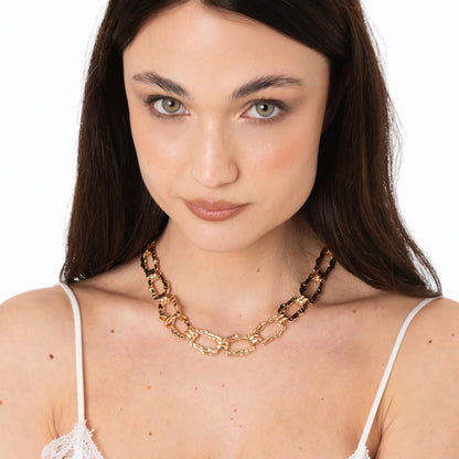 Collana girocollo in metallo con maglia rettangolare martellata