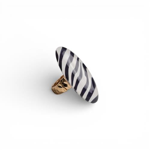 Anello elastico in metallo con pietra ovale in acrilico zebrata